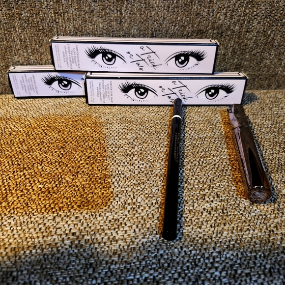 Trick or two (mascara and eyeliner with white correction tip) - Picture 1 of 1